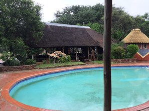 Outdoor pool - Kgogomodumo Lodge (Kanye)