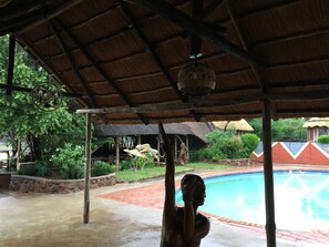 Poolside bar - Kgogomodumo Lodge (Kanye)