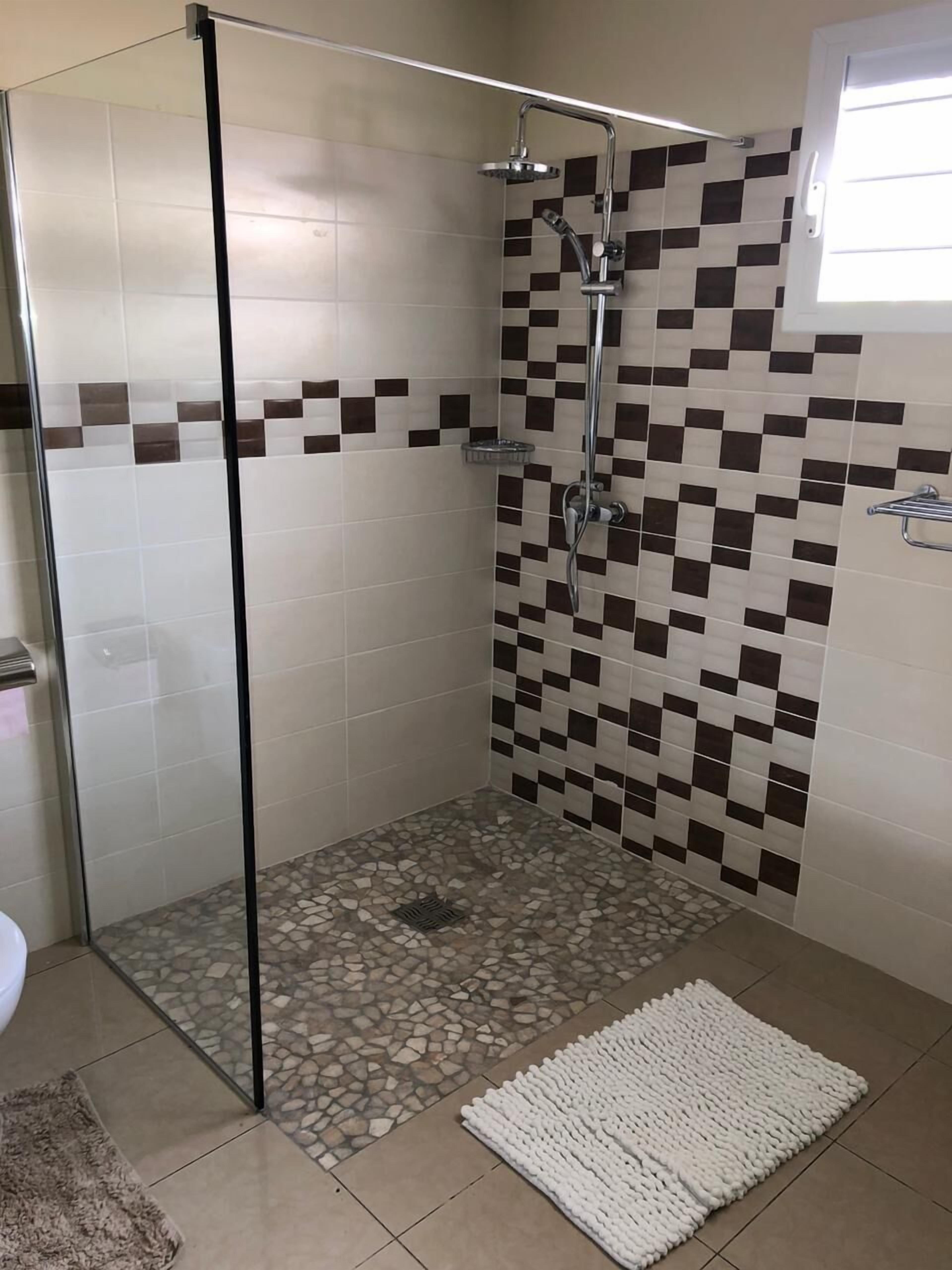 Douche, serviettes fournies, savon, papier toilette