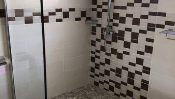 Douche, serviettes fournies, savon, papier toilette