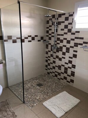 Regadera, toallas, jabón, papel de baño 