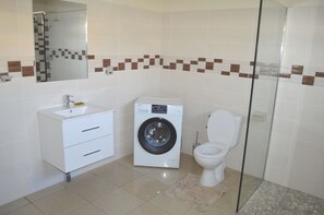 Regadera, toallas, jabón, papel de baño 