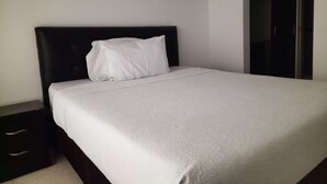 Basic Room, 1 Queen Bed | Egyptian cotton sheets, premium bedding, WiFi (free) - Aparta Hotel Victoria In (Bogotá)