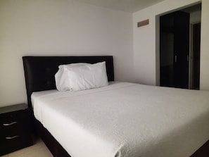Habitación básica, 1 cama de matrimonio | Sábanas de algodón egipcio, ropa de cama de alta calidad, wifi gratis
