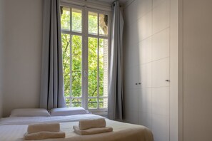 2 bedrooms, iron/ironing board, bed sheets