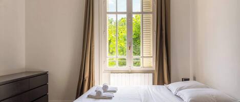 2 bedrooms, iron/ironing board, bed sheets