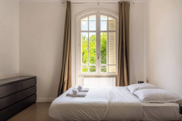 2 bedrooms, iron/ironing board, bed sheets