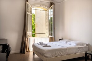 2 makuuhuonetta, silitysrauta/-lauta, vuodevaatteet