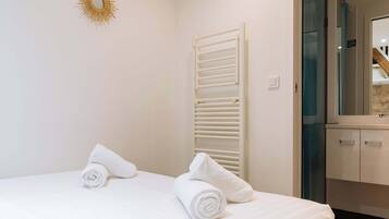 1 bedroom, iron/ironing board, internet, bed sheets