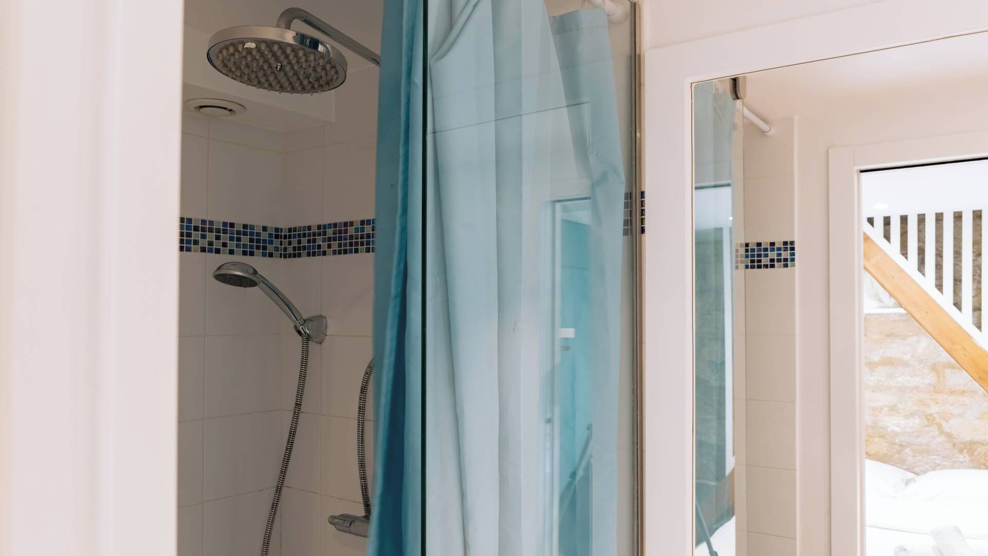 Regadera y secadora de cabello 