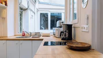 Refrigerador, microondas, cafetera y tetera y utensilios de cocina