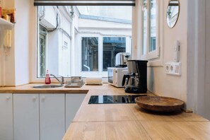 Refrigerador, microondas, cafetera y tetera y utensilios de cocina 