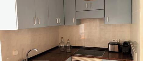Frigorifero, forno, macchina per tè/caffè, pentole/stoviglie/utensili