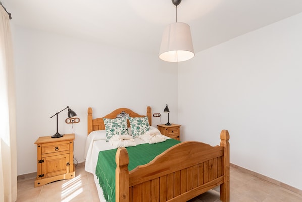 4 bedrooms, iron/ironing board, free WiFi, bed sheets