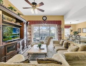 Smart TV, reproductor de DVD, futbolito y libros 