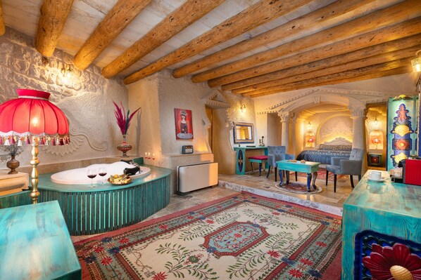 Deluxe Cave Suite | Ropa de cama de alta calidad y artículos del minibar gratis 