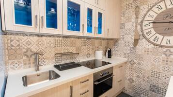 Réfrigérateur, four, cafetiÚre/bouilloire, bouilloire électrique