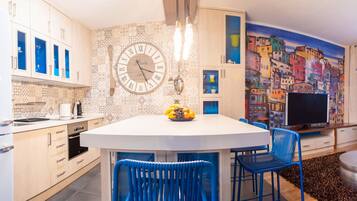 Réfrigérateur, four, cafetiÚre/bouilloire, bouilloire électrique