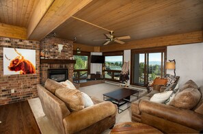 Smart TV, chimenea, reproductor de DVD y biblioteca musical