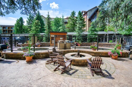 Stylish Ski-In/Ski-Out Condo – 2 Minutes to Gondola & Ski Lifts