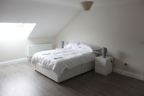 5 bedrooms, WiFi, bed sheets