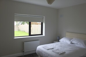 5 bedrooms, WiFi, bed sheets - Carrick Riverside Family Luxury 3 (Carrick-On-Shannon)