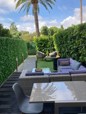 Outdoor dining - Appart à Cannes-Californie, parking, garden, swimming pool (Cannes)