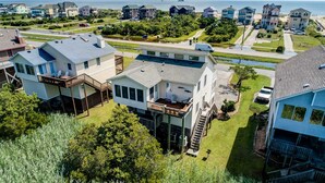 A residential area with houses featuring balconies and a view of the ocean. - Perfect Ocean and Sunset Views / Deck to Sand in 2 Min (Nags Head)