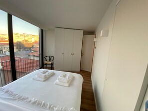 2 室のベッドルーム、アイロン / アイロン台、WiFi (無料)、ベッドシーツ