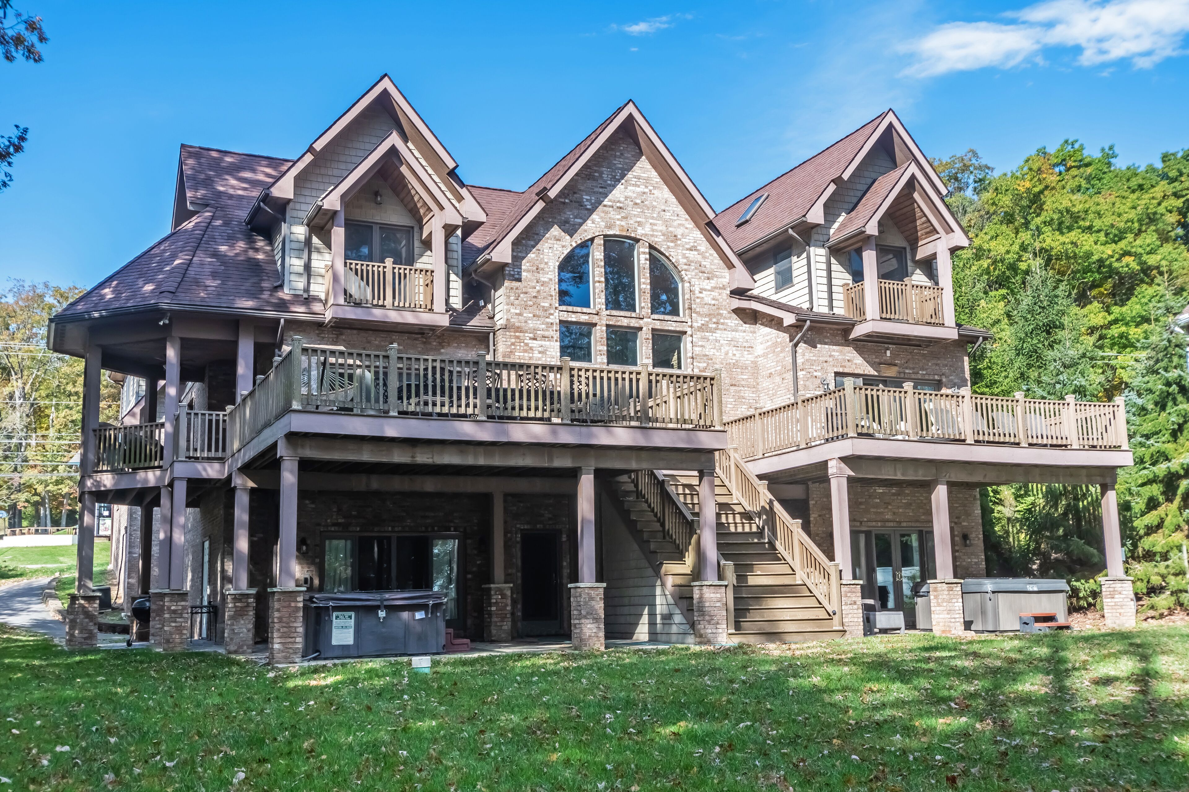 VVS - Very Very Special: Private Dock in Prime Location, Hot Tub & Game Room
