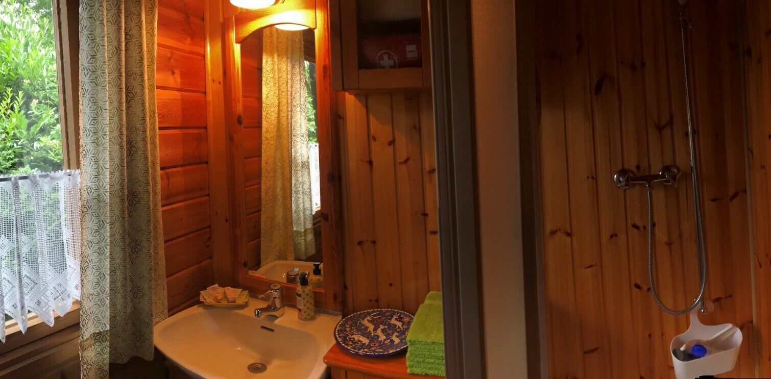 Douche, sèche-cheveux, serviettes fournies, savon