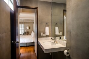 Loft (404) | Baño | Regadera, secadora de cabello, toallas, jabón