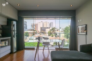 Loft (402) | Living area | 32-inch Smart TV with cable channels, TV - Wynwood Las Mimosas in Barranco (Lima)