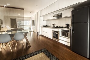 Fridge, dishwasher, electric kettle, cookware/dishes/utensils - Wynwood Las Mimosas in Barranco (Lima)