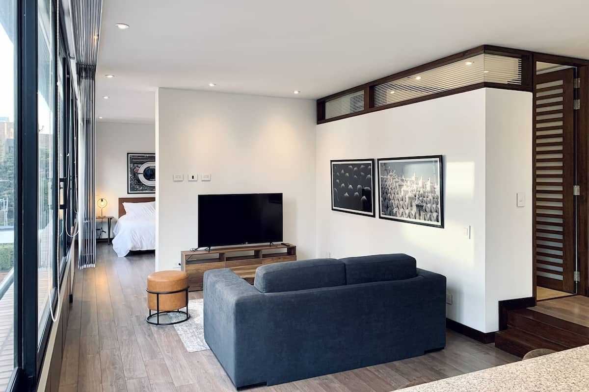 Studio (505) | Coin séjour | TV connectée, Netflix, chauffage par le sol, services de streaming