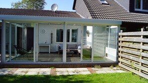Terrace/patio - North Sea coast, charming house with fireplace, winter garden, beach chair, new: sauna (Wangerland)