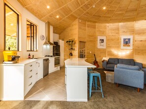 Fridge, microwave, dishwasher, coffee/tea maker - Rata - Ohakune Holiday Home (Ohakune)