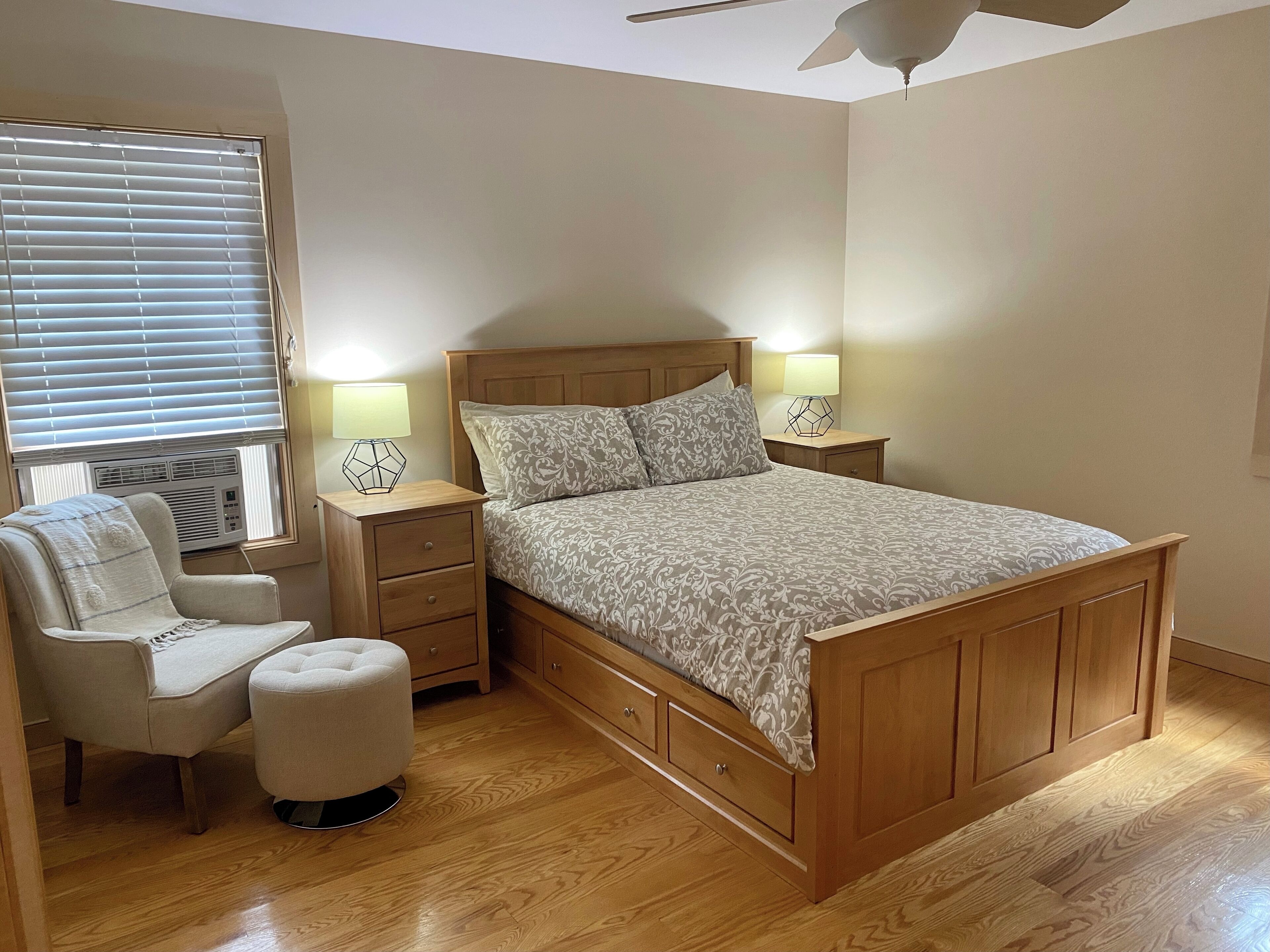 2 chambres, coffres-forts dans les chambres, fer et planche à repasser