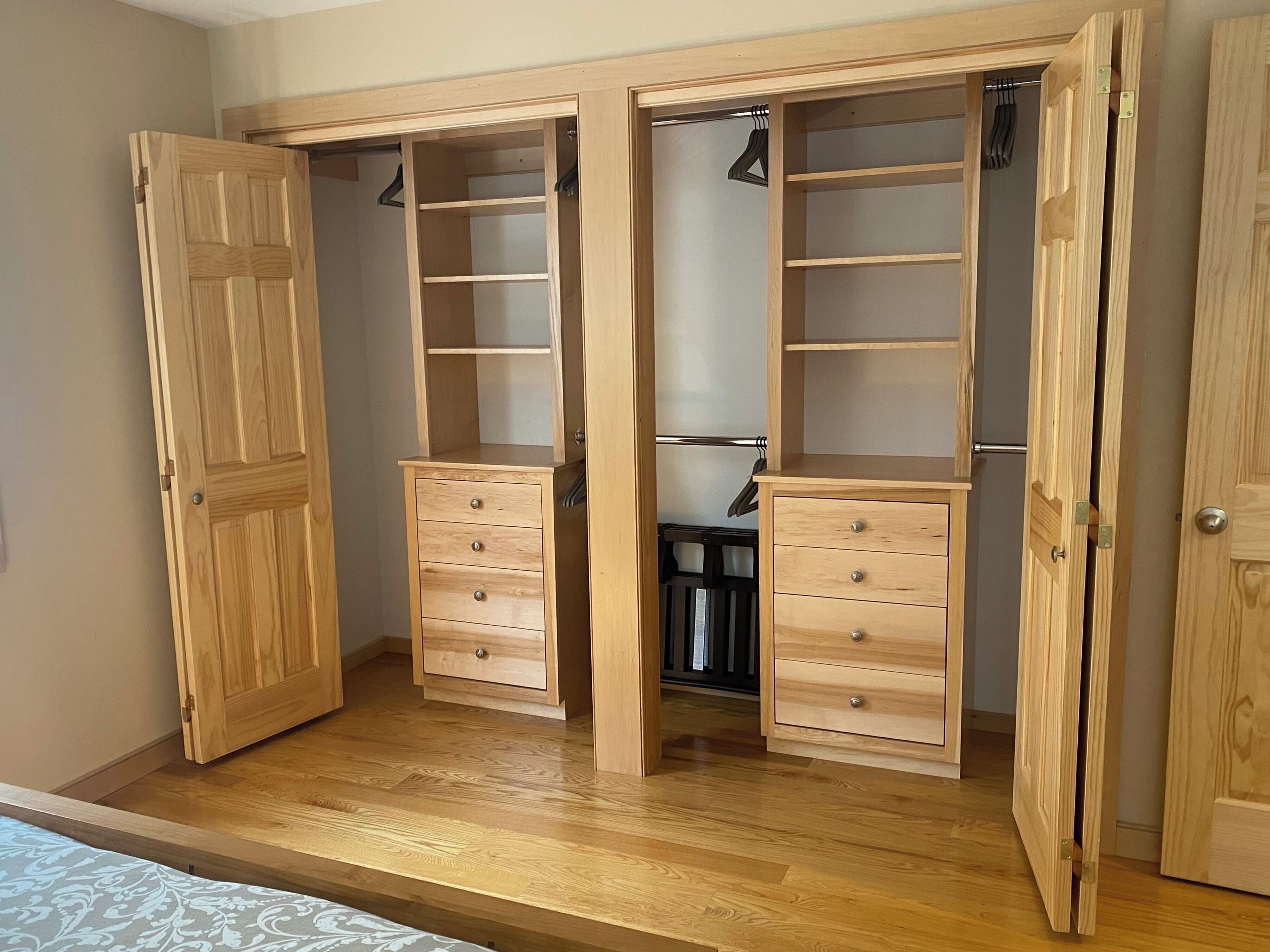 2 chambres, coffres-forts dans les chambres, fer et planche à repasser