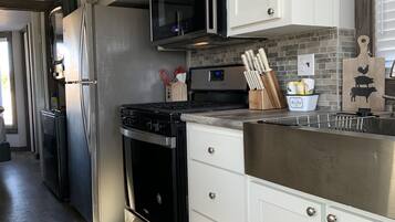 Réfrigérateur, micro-ondes, four, plaque de cuisson