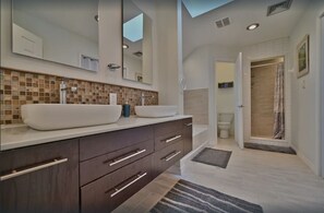 Badewanne, Handtücher, Seife, Toilettenpapier
