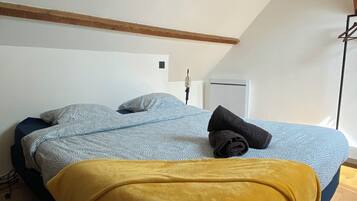 1 slaapkamer, een bureau, geluiddichte muren