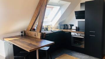 Een koelkast, een microgolfoven, een oven, een kookplaat