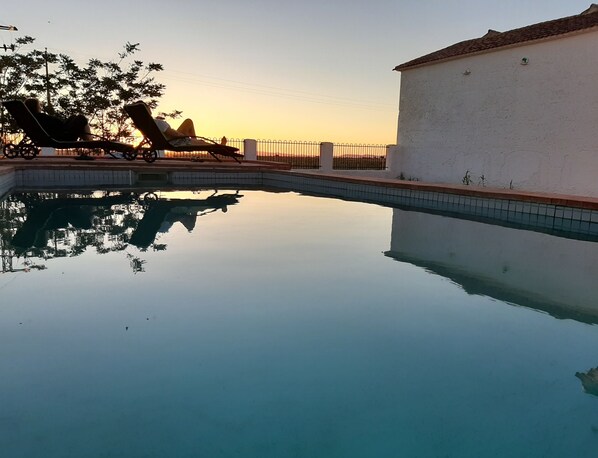 Una piscina al aire libre