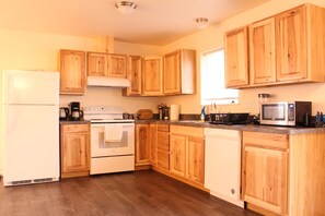 Fridge, microwave, oven, stovetop - Close to beaches, trails, fishing (Coos Bay)