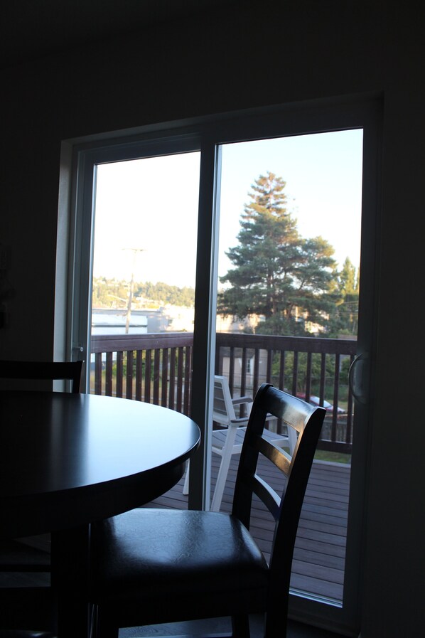 Dining - Close to beaches, trails, fishing (Coos Bay)