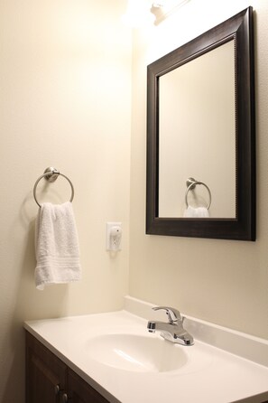 Ensemble douche/baignoire, serviettes fournies, savon, papier toilette