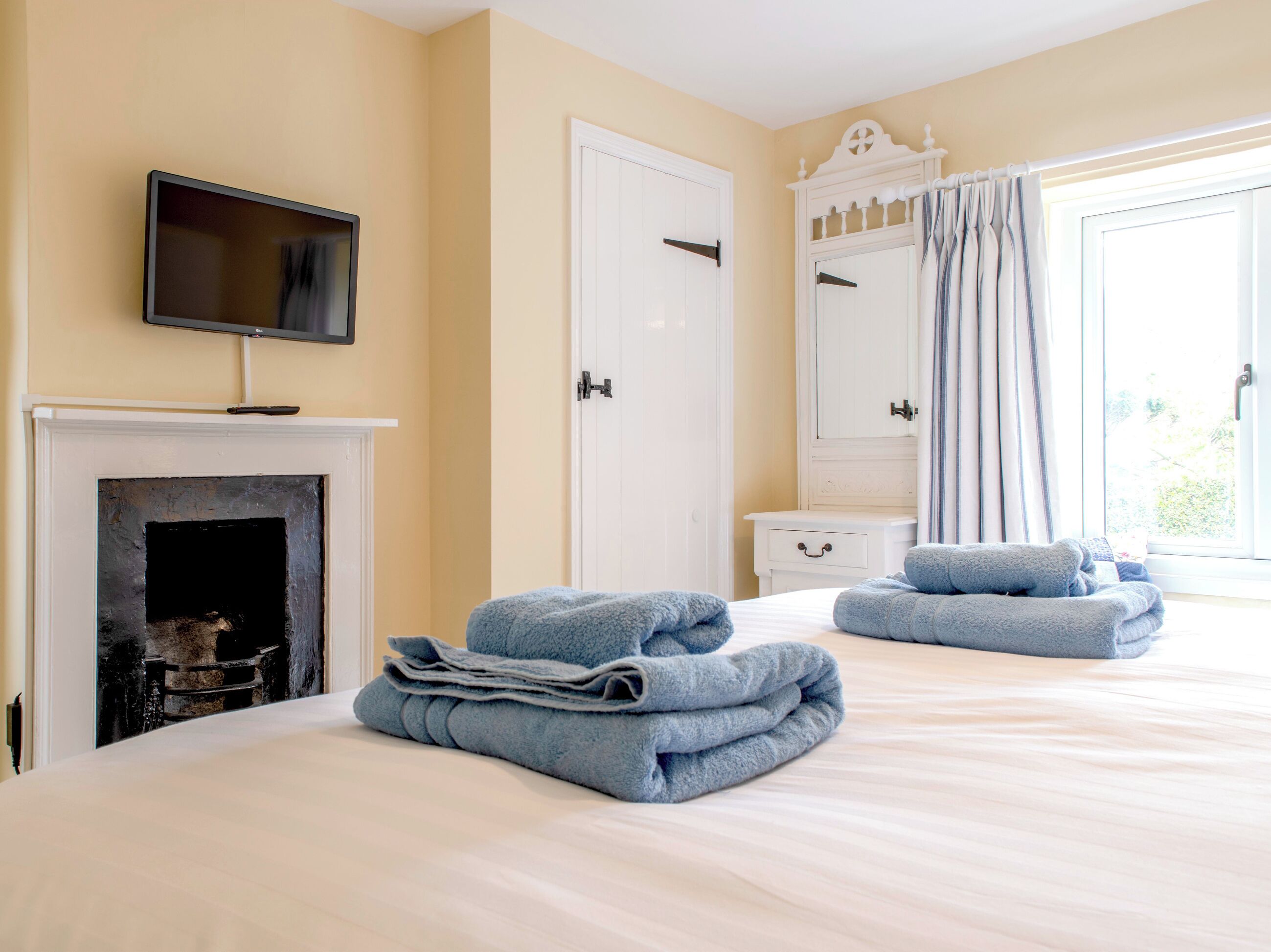 2 عدّة غرف نوم وواي فاي مجانًا وملاءات أسرّة