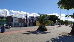 Fachada da propriedade à noite