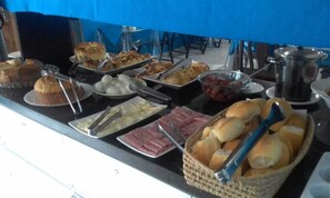 Desayuno de cocina local incluido todos los días